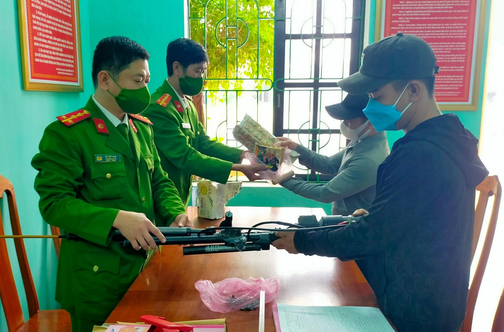 Người dân tự nguyện giao nộp súng tự chế tại Công an xã Cam Thủy (Lệ Thủy).
