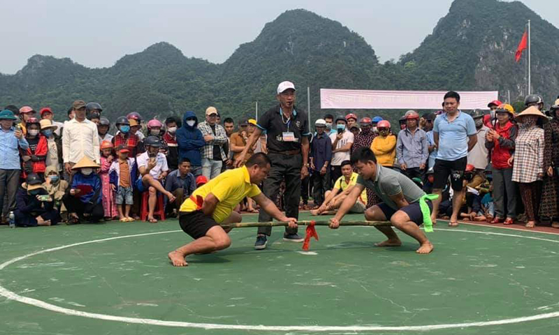 Anh Đinh Tùng Lâm (đai xanh) thi đấu tại giải Rằm tháng ba huyện Minh Hóa.