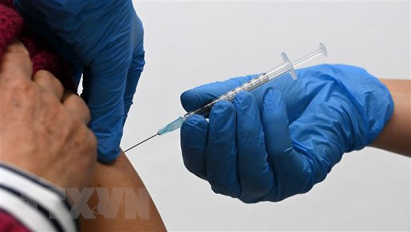 Tiêm vaccine ngừa COVID-19. (Ảnh: AFP/TTXVN)