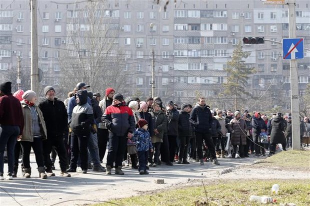 Người dân xếp hàng chờ nhận đồ viện trợ tại Mariupol (Ukraine), ngày 23/3/2022. (Ảnh: THX/TTXVN)