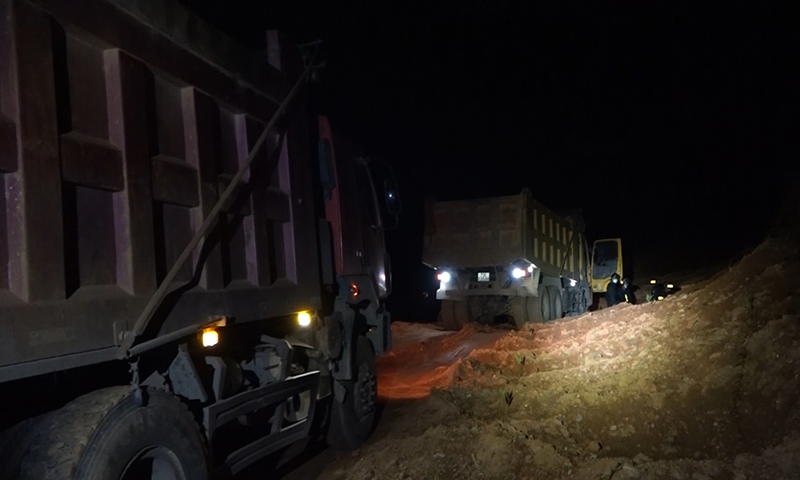 Nhiều đối tượng mang xe tải lớn khai thác trái phép tại mỏ khoáng sản nằm giữa xã Kim Hóa và Hương Hóa vẫn “qua mắt” chính quyền địa phương.