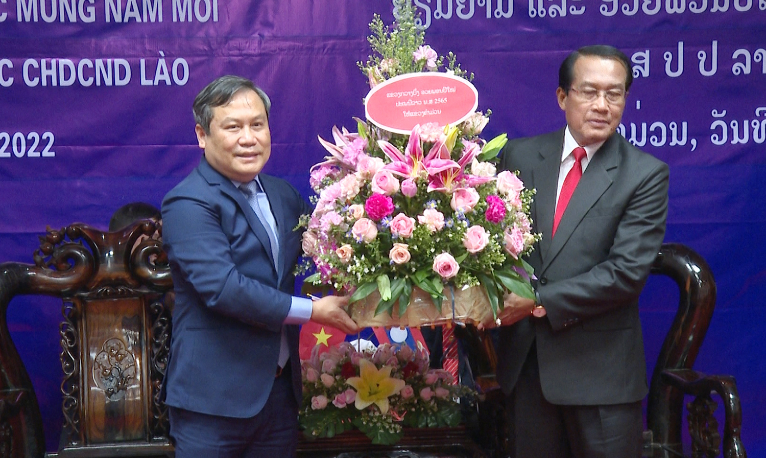 Đồng chí Bí thư Tỉnh ủy Vũ Đại Thắng chúc Tết cổ truyền Bunpimay đến Đảng bộ, Chính quyền và Nhân dân tỉnh Khăm Muộn, nước CHDCND Lào