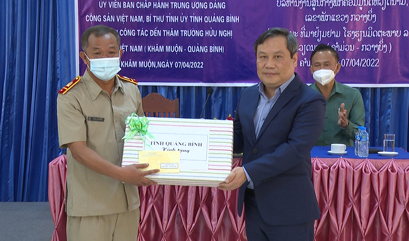 Đồng chí Bí thư Tỉnh ủy Vũ Đại Thắng tặng quà cho Trường hữu nghị Quảng Bình-Khăm Muộn
