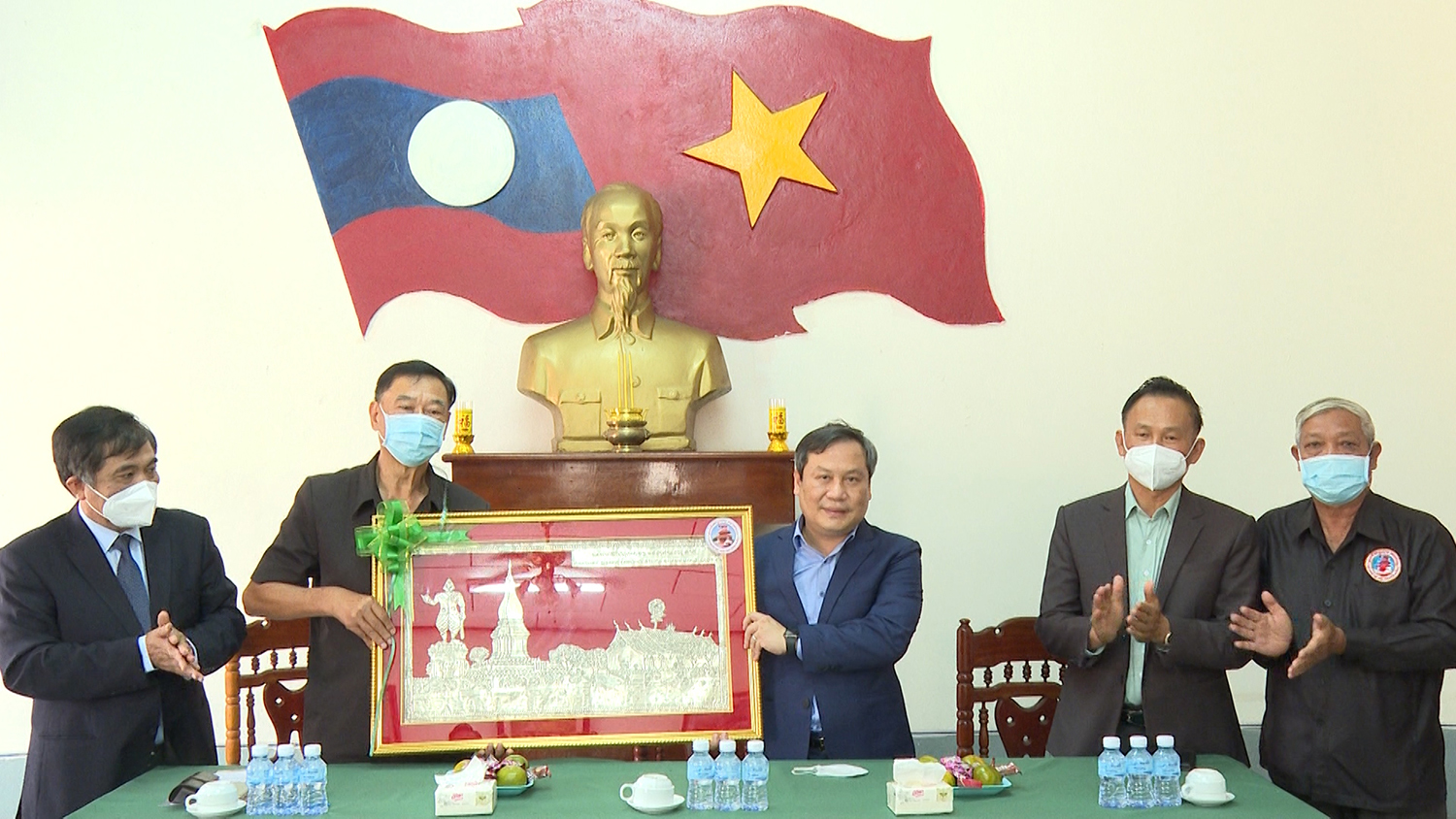 Đồng chí Bí thư Tỉnh ủy Vũ Đại Thắng tặng quà cho Hội người Việt Nam tại tỉnh Khăm Muộn