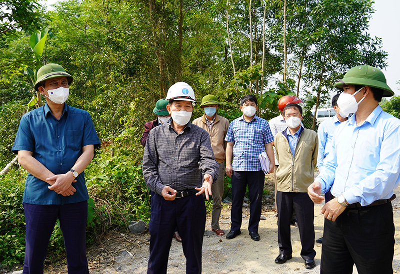 Đồng chí Chủ tịch UBND tỉnh Trần Thắng kiểm tra thực địa Dự án đường bộ cao tốc Bắc - Nam phía Đông tại địa bàn xã Phú Thủy (huyện Lệ Thủy)