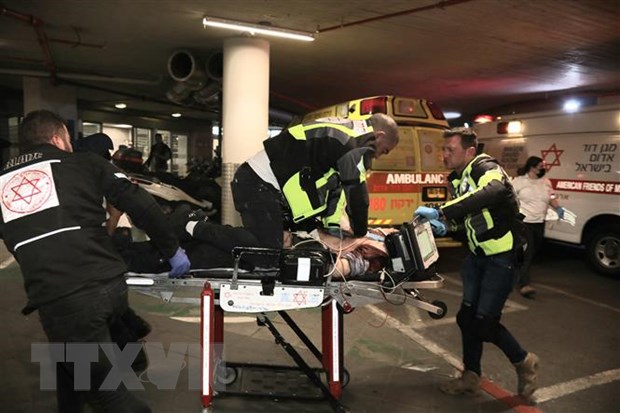 Chuyển người bị thương trong vụ tấn công tại Tel Aviv, Israel, ngày 7/4. (Ảnh: THX/TTXVN)
