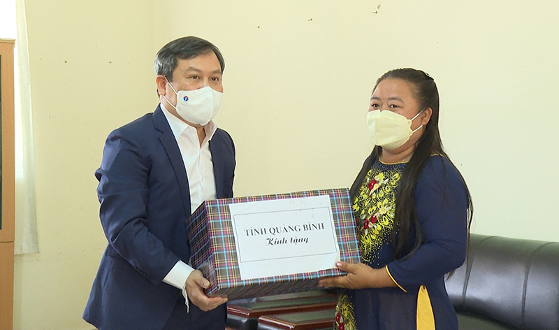 Đồng chí Bí thư Tỉnh ủy Vũ Đại Thắng tặng quà cho bà con người Việt ở bản Xiềng Vang