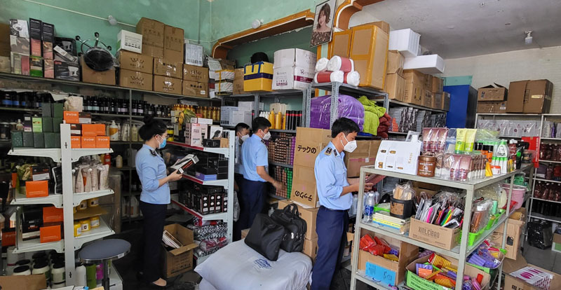 Đội QLTT số 7 đang kiểm tra hàng hóa vi phạm tại cửa hàng Phụ liệu tóc Nhật Hợi