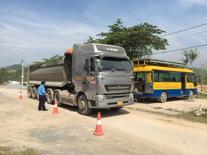 Kiểm tra tải trọng xe ô tô tải chở hàng tại Trạm kiểm tra tải trọng xe lưu động. 