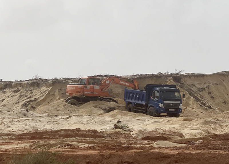 Công ty TNHH Tư vấn và Xây dựng 68 Quảng Bình tiến hành khai thác cát khi chưa được cơ quan chức năng có thẩm quyền cấp phép...