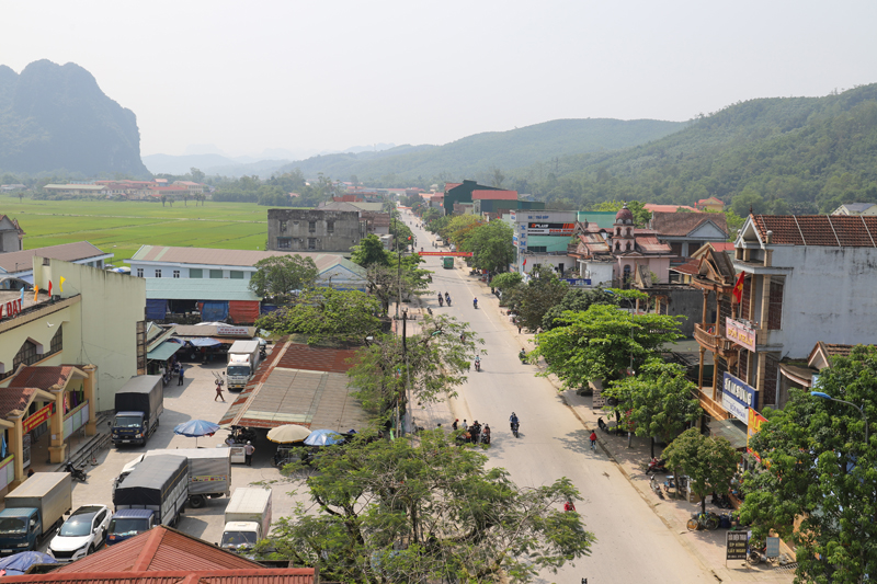 Một góc thị trấn Quy Đạt.