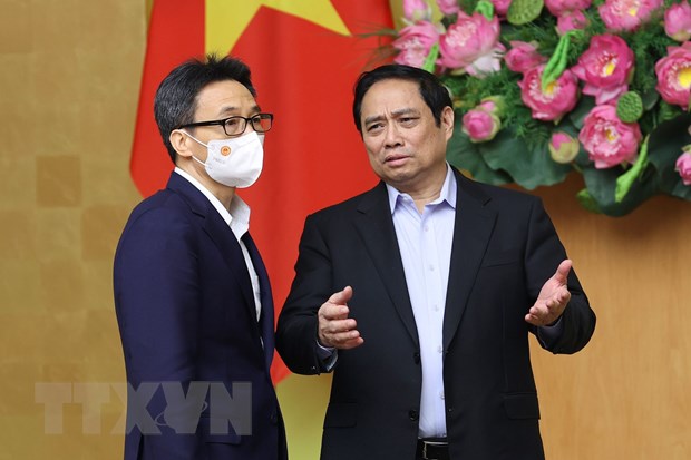 Thủ tướng Phạm Minh Chính trao đổi với Phó Thủ tướng Vũ Đức Đam tại phiên họp. (Ảnh: Dương Giang/TTXVN)