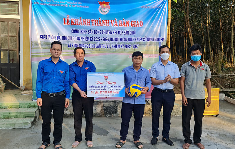 Đại diện lãnh đạo Sở NN-PTNT bàn giao công trình “Sân bóng chuyền kết hợp sân chơi” cho người dân bản Hà Lẹc, xã Kim Thủy.