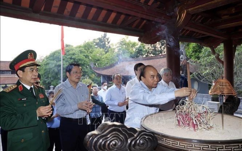   Chủ tịch nước Nguyễn Xuân Phúc dâng hương tại đền thờ Đức Quốc Tổ Lạc Long Quân. (Ảnh: Thống Nhất/TTXVN)