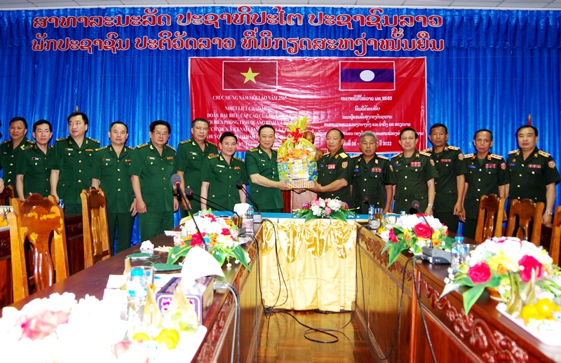 Đại tá Trịnh Thanh Bình, Chỉ huy trưởng BĐBP tỉnh dẫn đầu đoàn công tác tặng quà chúc tết cán bộ, chiến sĩ Bộ Chỉ huy Quân sự tỉnh Khăm Muộn, nước CHDCND Lào.
