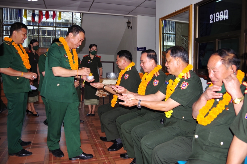 Đại tá Trịnh Thanh Bình, Chỉ huy trưởng BĐBP tỉnh thực hiện nghi lễ cầu may (phong tục Lào) cho cán bộ BCH Quân sự tỉnh Savannakhet, Lào.