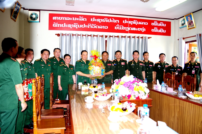 Đại tá Trịnh Thanh Bình, Chỉ huy trưởng BĐBP tỉnh dẫn đầu đoàn công tác tặng quà chúc tết cán bộ, chiến sĩ Sư đoàn 4 Bộ quốc phòng Lào.