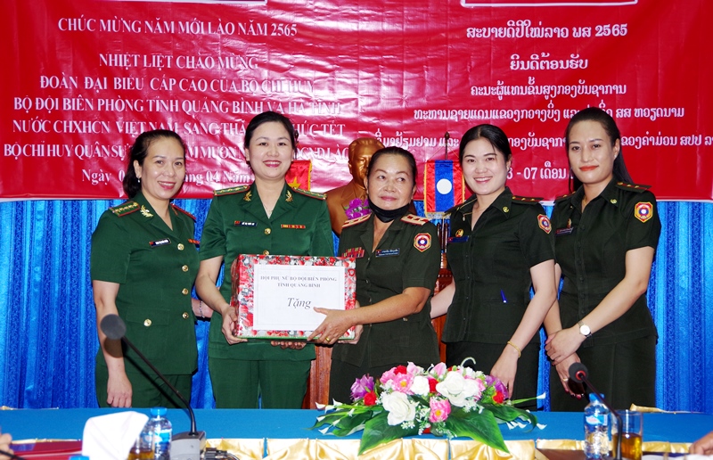 Hội Phụ nữ BĐBP tỉnh tặng quà chúc tết Hội Phụ nữ Bộ Chỉ huy Quân sự tỉnh Khăm Muộn (Lào)