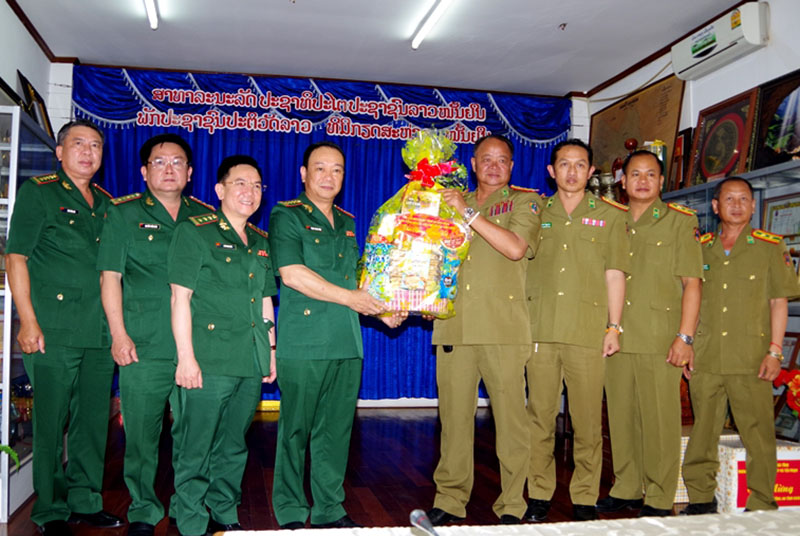 Đại tá Trịnh Thanh Bình, Chỉ huy trưởng BĐBP tỉnh dẫn đầu đoàn công tác tặng quà chúc tết cán bộ, chiến sĩ Công an tỉnh Khăm Muộn, nước CHDCND Lào.