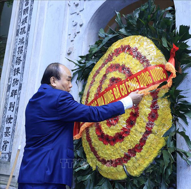 Chủ tịch nước Nguyễn Xuân Phúc và các đại biểu đã đặt vòng hoa và dâng hương tại Lăng Hùng Vương thứ 6. Vòng hoa có dòng chữ “Đời đời nhớ ơn các Vua Hùng đã có công dựng nước”.  (Ảnh: TTXVN)