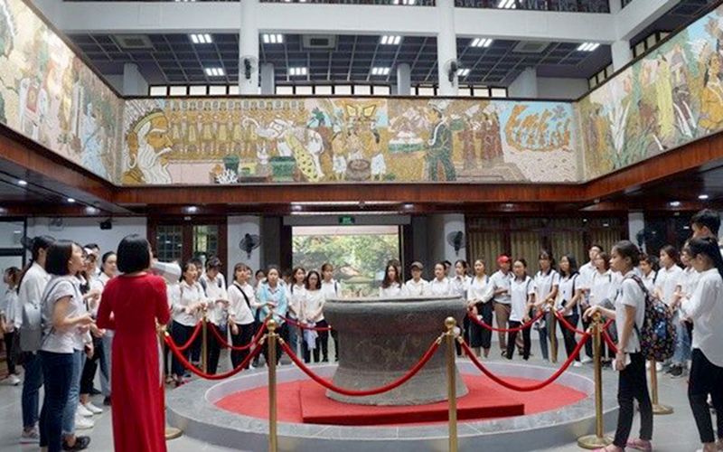 Các em học sinh tham quan Bảo tàng Hùng Vương (Phú Thọ).