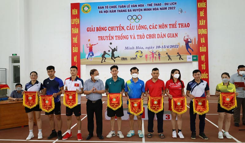 Ban tổ chức tặng cờ lưu niệm cho các đội thi đấu bộ môn cầu lông.