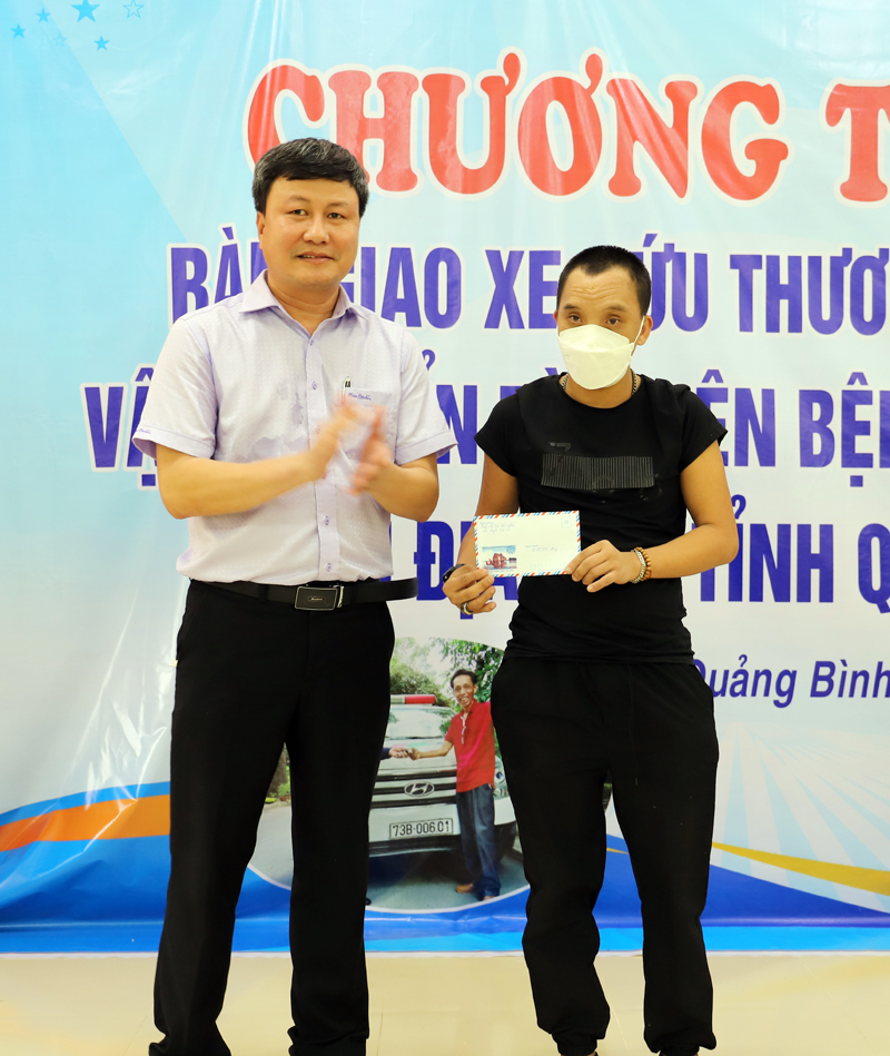 Bác sỹ Nguyễn Xuân Thành trao số tiền 3 triệu đồng cho một nạn nhân CĐDC tại huyện Quảng Ninh