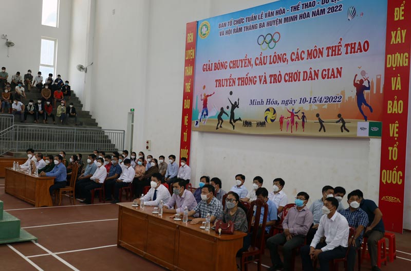 Các đại biểu tham dự lễ khai mạc giải bóng chuyền nam và nữ.