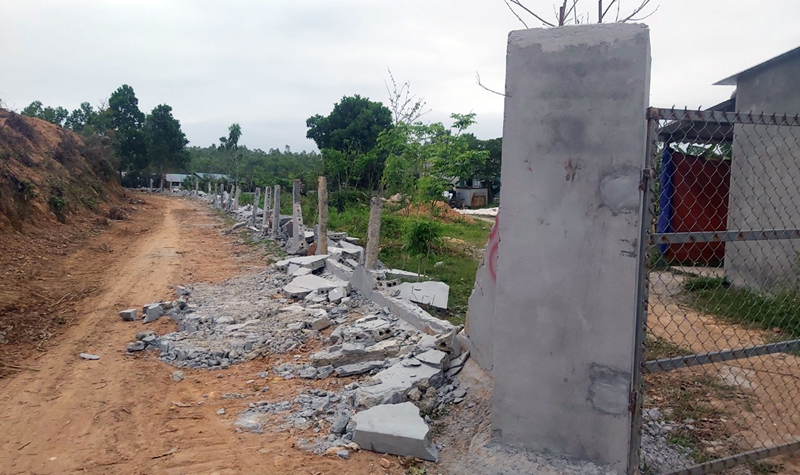  Sau khi được tuyên truyền, vận động, nhiều hộ dân tại huyện Quảng Trạch đã tự giác tháo dỡ các công trình xây dựng, cơi nới trong phạm vi dự án.
