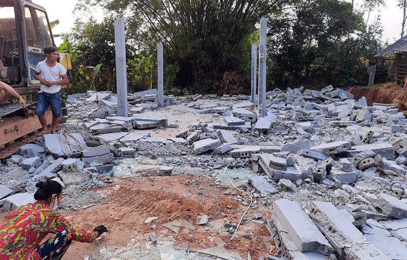 Một hộ dân xã Quảng Phương tự nguyện tháo dỡ hoàn toàn nhà cấp 4 trong phạm vi dự án.