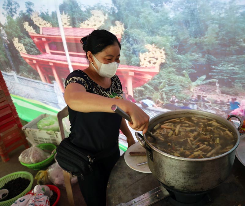 Phụ nữ huyện Minh Hóa trổ tài chế biến món canh măng rừng nấu với lá thuốc rừng để quảng bá đặc sản đến du khách