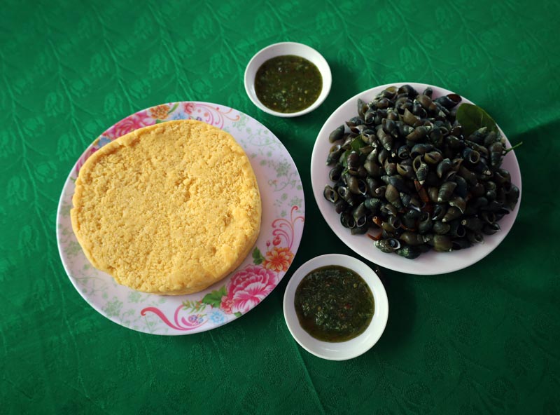 Món cơm bồi và ốc đực riêng có của người dân các dân tộc ở huyện Minh Hóa