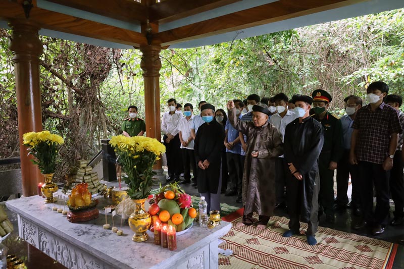 Các đồng chí lãnh đạo Huyện ủy, HĐND, UBND, UBMTTQVN huyện Minh Hóa và các cơ quan, ban, ngành, đoàn thể đến dâng hương tại thác Bụt. 