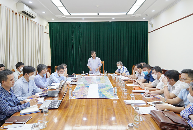 Đồng chí Phó Chủ tịch Thường trực UBND tỉnh Đoàn Ngọc Lâm phát biểu tại cuộc họp