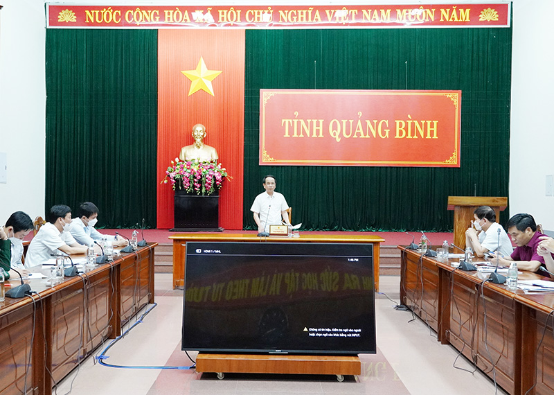 Đồng chí Phó Chủ tịch UBND tỉnh Phan Mạnh Hùng phát biểu tại cuộc họp.