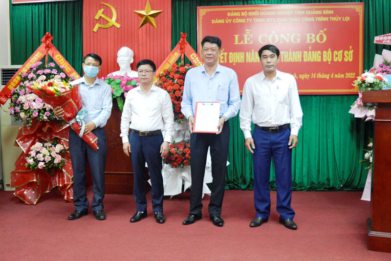 Đồng chí Bí thư Đảng ủy Khối Doanh nghiệp tỉnh Phạm Quang Ánh trao quyết định thành lập Đảng bộ cơ sở cho công ty.