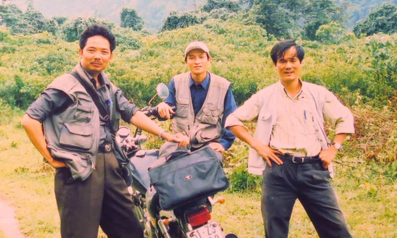 Nhà báo Nguyễn Hồng Lam (bên phải) cùng các phóng viên Tâm Phùng, Minh Văn trong một chuyến công tác đến với đồng bào Rục, xã Thượng Hóa (Minh Hóa).