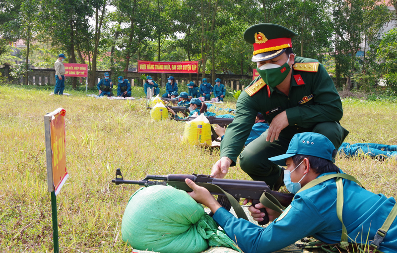 Thượng tá Trần Đình Thắng kiểm tra công tác huấn luyện dân quân tự vệ ở cơ sở.