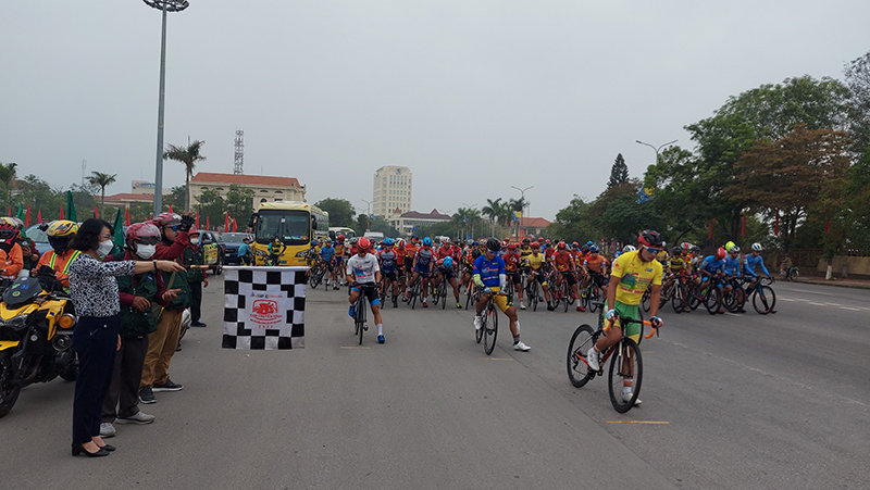 Chặng 10 cuộc đua được khởi phát tại Quảng trường Hồ Chí Minh TP. Đồng Hới