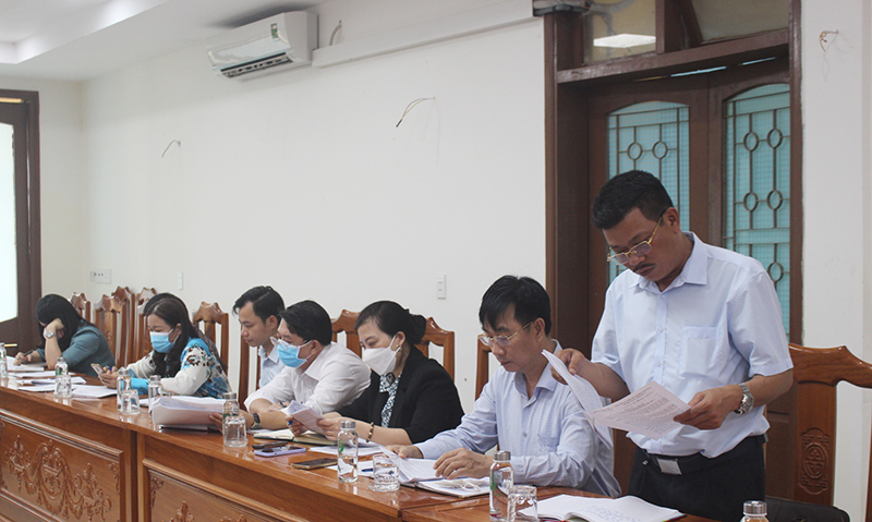 Đại diện UBND huyện Quảng Ninh báo cáo việc thực hiện chính sách, pháp luật về THTK, CLP giai đoạn 2016-2021 trên địa bàn huyện.