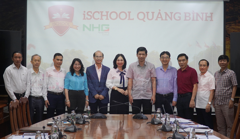 Đồng chí Phó Chủ tịch UBND tỉnh Hồ An Phong cùng lãnh đạo các sở, ngành, địa phương chụp ảnh lưu niệm với Công ty cổ phần Đầu tư Phát triển Nguyễn Hoàng tại buổi làm việc.