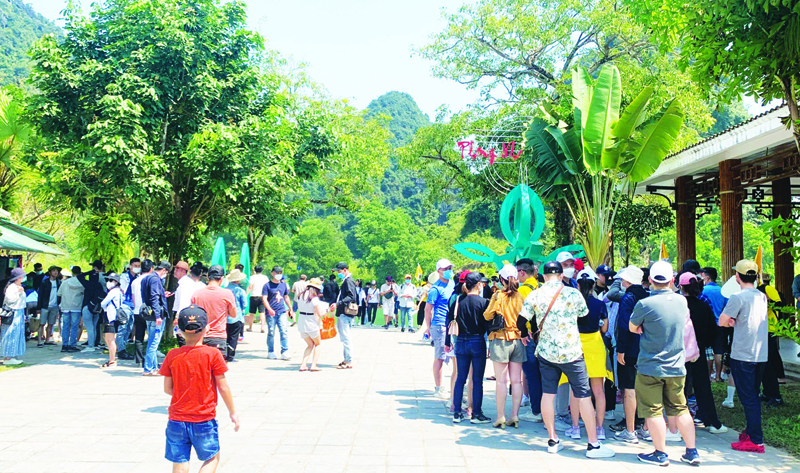 Lượng du khách đến tham quan Phong Nha-Kẻ Bàng tăng cao.