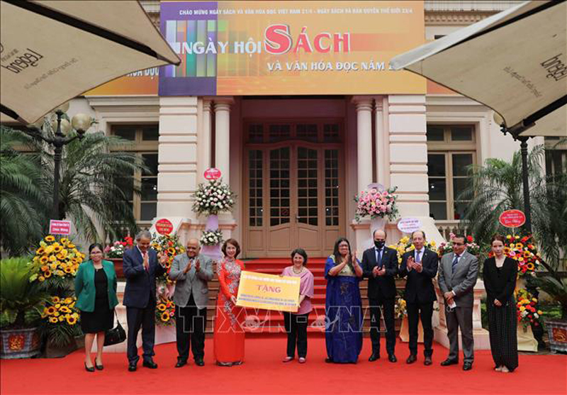 Đại diện Đại sứ quán các nước nói tiếng Tây Ban Nha trao tặng sách cho Thư viện Quốc gia Việt Nam. Ảnh: Thanh Tùng/TTXVN