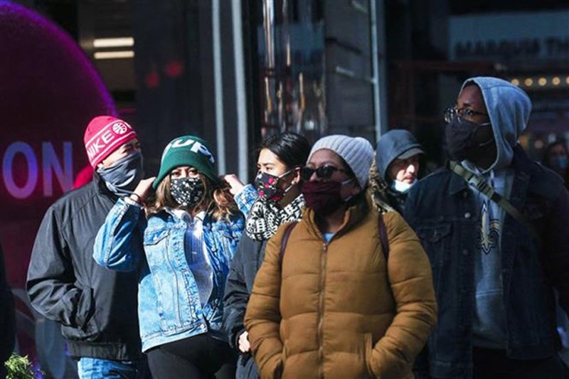 Người dân đeo khẩu trang phòng dịch COVID-19 tại New York, Mỹ. (Ảnh: AFP/TTXVN)