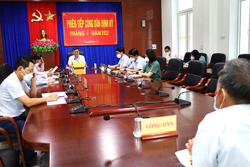 Đồng chí Chủ tịch UBND tỉnh Trần Thắng đối thoại, tiếp thu ý kiến của công dân.