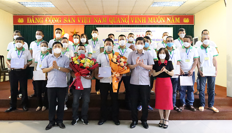 Sở LĐ-TB-XH tặng quà và động viên NLĐ trước khi xuất cảnh.