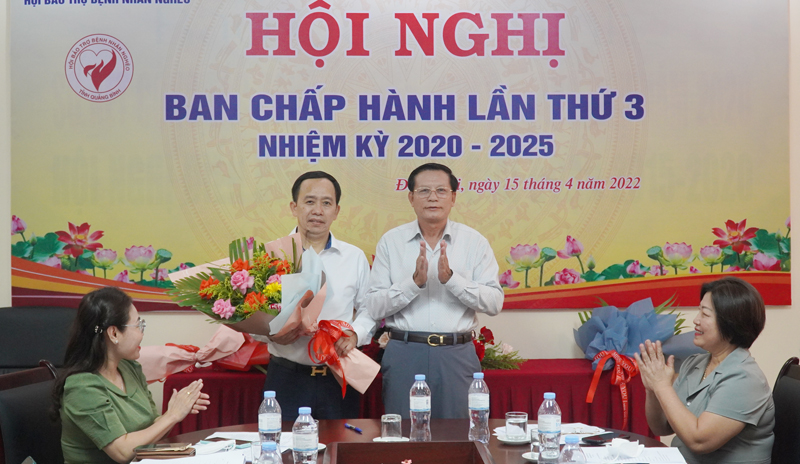 Ông Mai Xuân Bình, Chủ tịch Hội Đồng hương Quảng Bình tặng hoa chúc mừng tân Phó Chủ tịch Hội BTBNN Quảng Bình.  