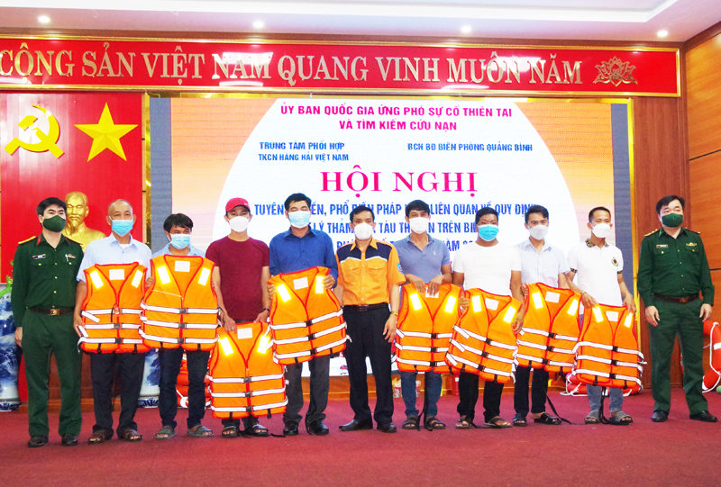 Lãnh đạo các đơn vị tham gia hội nghị tặng áo phao cho ngư dân xã Bảo Ninh (TP. Đồng Hới).