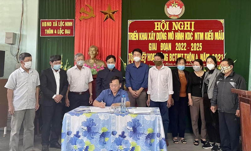 Ban công tác Mặt trận thôn 4 Lộc Đại (xã Lộc Ninh, TP. Đồng Hới) triển khai ký kết thực hiện các nội dung xây dựng mô hình KDC nông thôn mới kiểu mẫu.