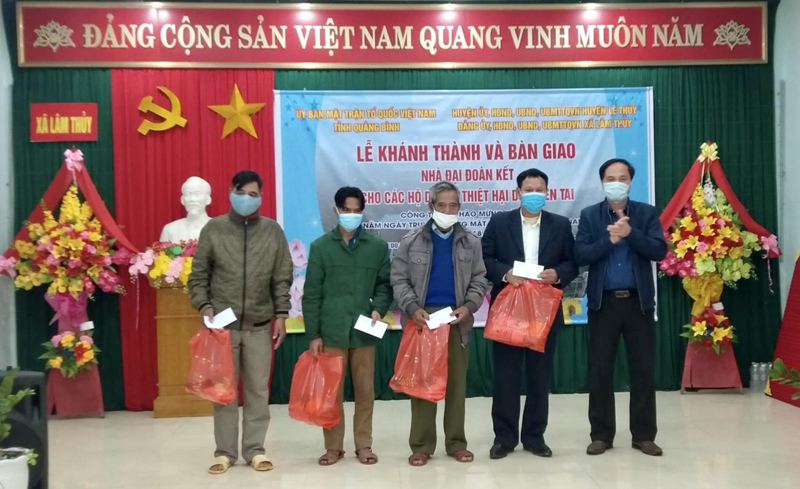 Đại diện lãnh đạo huyện Lệ Thủy tặng quà động viên người có uy tín, tiêu biểu trong ĐBDTTS xã Lâm Thủy.
